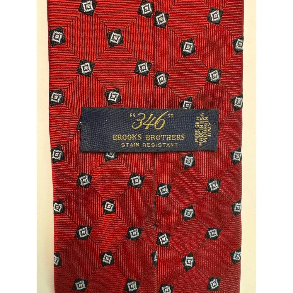 Brooks Brothers 346 Mens Red Geometric Silk Tie Stain Resistant Made in USA